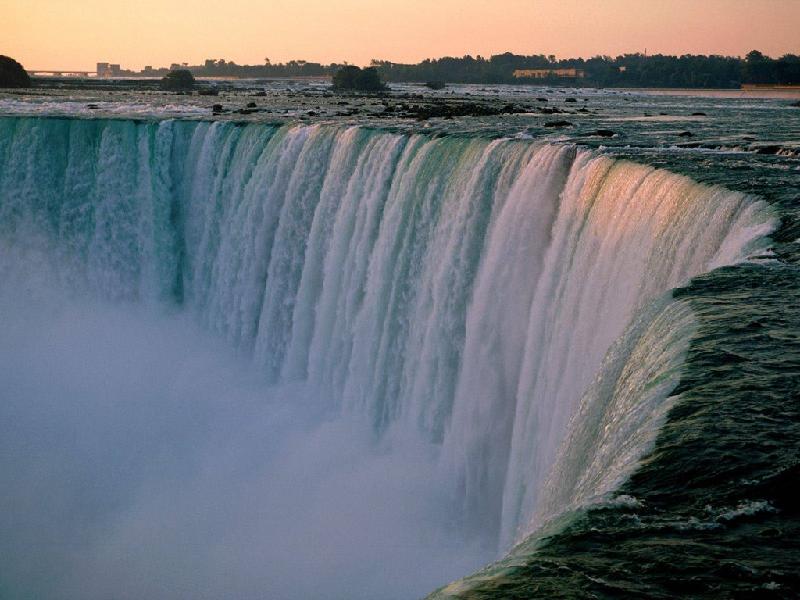 Thác Niagara nằm giữa đường biên giới của Canada và Mỹ, là một trong những thác nước có vẻ đẹp hùng vĩ nhất thế giới. Ảnh: 