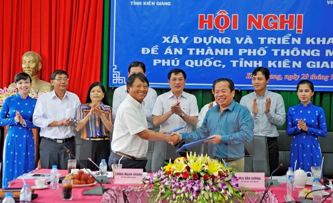  Ngày 29/9, tại huyện đảo Phú Quốc (tỉnh Kiên Giang), Tập đoàn Bưu chính Viễn thông Việt Nam (VNPT) phối hợp với Ủy ban Nhân dân tỉnh Kiên Giang tổ chức khởi động đề án xây dựng thành phố thông minh tại huyện đảo Phú Quốc.