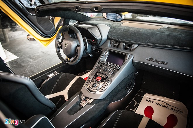 Nội thất bên trong Lamborghini Aventador SV Roadster sử dụng rất nhiều chất liệu sợi carbon siêu nhẹ. Ngoài ra còn có da bọc cao cấp trên ghế ngồi, vô-lăng và tap-lô.