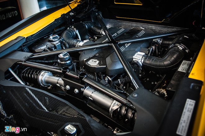 Aventador SV Roadster sử dụng động cơ 6.5L V12, công suất 750 mã lực, mô-men xoắn 690 Nm. Đi kèm hộp số ISR 7 cấp và hệ dẫn động bốn bánh, siêu xe trọng lượng 1.575kg có khả năng tăng tốc từ 0-100km/h trong 2,9 giây, trước khi đạt tốc độ tối đa vượt ngưỡng 350 km/h.