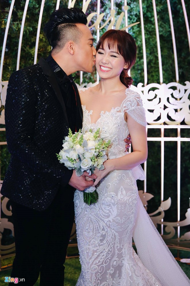 Trấn Thành diện vest đen cũng do nhà thiết kế Chung Thanh Phong thực hiện. Anh dành cho bà xã nụ hôn ngọt ngào trước sự chứng kiến của hai bên gia đình và quan khách.