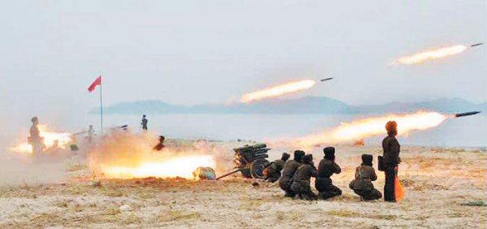Các nữ binh Triều Tiên tại một buổi diễn tập bắn pháo (Ảnh:Chosun Ilbo)