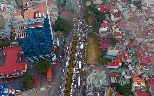 Toàn bộ trục đường có tuyến buýt nhanh vừa xây dựng Láng Hạ - Lê Văn Lương - Tố Hữu tắc nghẽn giao thông trong giờ cao điểm buổi sáng.