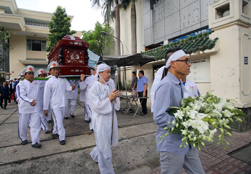 đoàn đưa linh cữu của NSƯT Quang Lý xuất phát từ nhà tang lễ thành phố đi về nhà riêng tại đường Nguyễn Thái Bình (Q.1) trước khi đưa ông về yên nghỉ ở nghĩa trang thành phố Củ Chi.