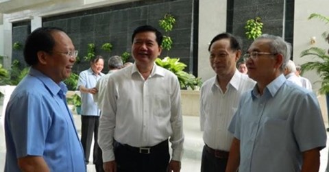 Tham dự buổi gặp mặt sáng 3/1 có Bí thư Thành uỷ Đinh La Thăng, Chủ tịch UBND TP. HCM Nguyễn Thành Phong và nguyên lãnh đạo các bộ ngành và TP. HCM qua các thời kỳ.
