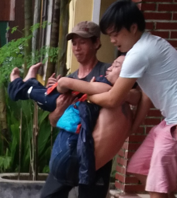 Thừa Thiên-Huế: Trụ sở công an phường bị quậy &quot;tưng&quot; vì gã thanh niên ngáo đá