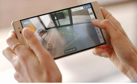 Là chiếc smartphone Tango đầu tiên trên thế giới, Lenovo Phab 2 Pro giờ đây đã lên kệ và sẵn dàng mang lại những trải nghiệm thực tế ảo di động độc đáo cho người dùng trên khắp thế giới. Để có thể hỗ trợ Tango, Lenovo Phab 2 Pro được trang bị loạt cảm biến có thể thực hiện 250.000 phép đo mỗi giây, xử lý thông tin qua bộ theo dõi chuyển động, học bề mặt và cảm nhận chiều sâu. Các ứng dụng sử dụng công nghệ này đang mở ra chân trời mới về trải nghiệm thực tế ảo trong lĩnh vực mua sắm, chơi game, thiết kế nội thất và giáo dục. Các ứng dụng đó bao gồm: iStaging, Matterport và Hot Wheels Track Builder. Lenovo Phab 2 Pro hiện đã có mặt tại thị trường Việt Nam với giá bán 11,999 triệu đồng.