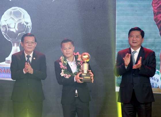 Thành Lương trên bục nhận giải Quả bóng Vàng 2016