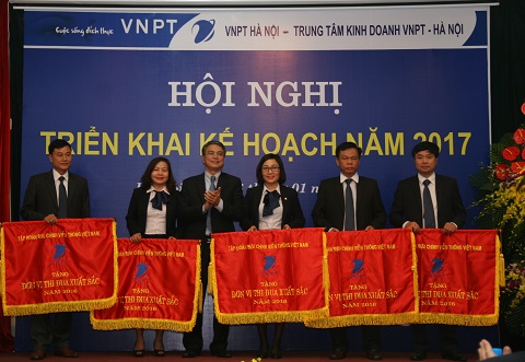 Chủ tịch Hội đồng thành viên VNPT Trần Mạnh Hùng trao cờ thi đua xuất sắc của Tập đoàn cho các đơn vị thuộc VNPT Hà Nội.