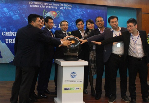 Thứ trưởng Bộ TT&TT Phan Tâm cùng đại diện lãnh đạo một số đơn vị, doanh nghiệp nhấn nút khai trương hệ thống DNSSEC trên hệ thống tên miền quốc gia .vn