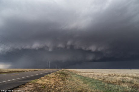 Một trận bão mạnh hình thành trên đường ở thành phố Eva, bang Oklahoma.