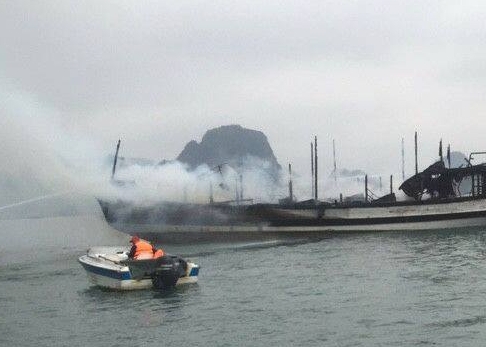 Bất ngờ tàu du lịch cháy dữ dội trên vịnh Hạ Long