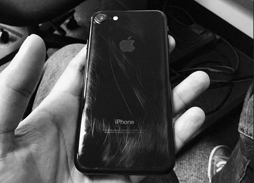 Hình ảnh kinh khủng của iPhone 7 Jet Black sau vài tháng sử dụng