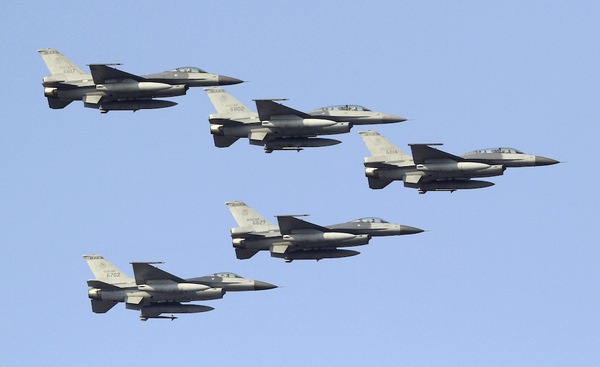 Đài Loan phái F-16 đi theo dõi tàu sân bay Liêu Ninh của Trung Quốc