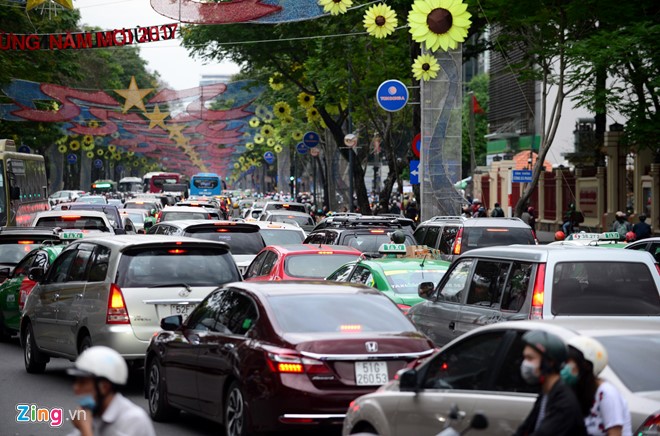 Sài Gòn ùn tắc giao thông ngày cận Tết