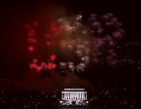 Clip: Màn pháo hoa đầy tranh cãi chào mừng Tổng thống Trump