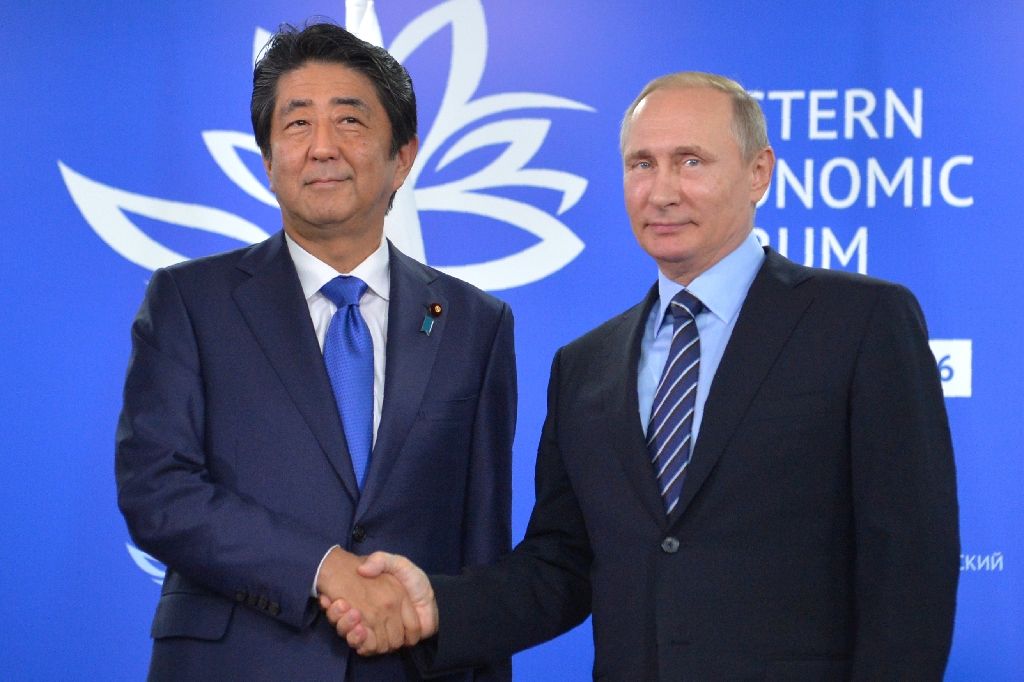 Thủ tướng Nhật Abe (trái) và Tổng thống Nga Putin tại Diễn đàn Kinh tế Phương Đông năm ngoái.