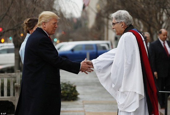 Tổng thống đắc cử Donald Trump và vợ được đón chào tại bậc thềm Nhà Trắng