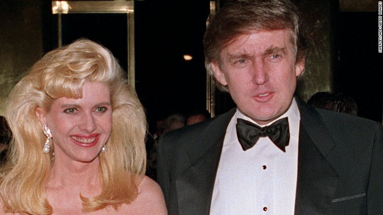 Ông Trump cưới người vợ đầu - Ivana Zelnicek Trump và cuộc hôn nhân của họ kéo dài từ năm 1977 đến 1990. Họ có 3 đưa con gồm Donald Jr., Ivanka và Eric.