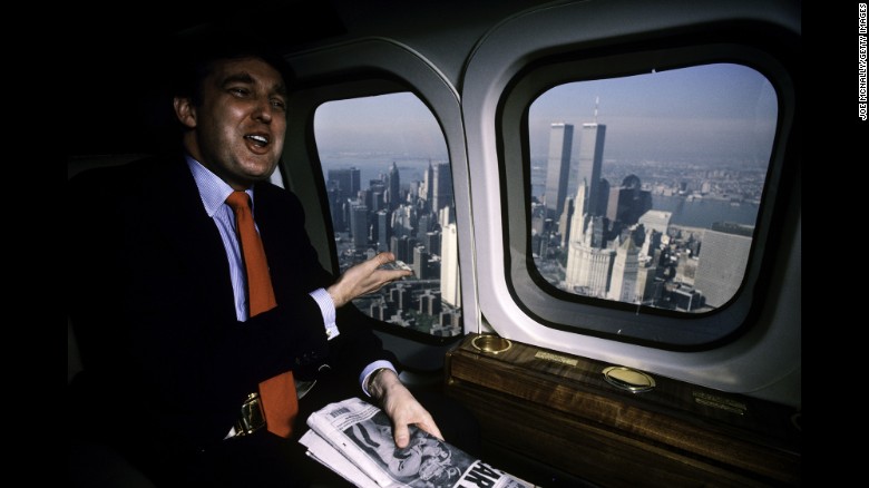 Trump dùng trực thăng cá nhân đi vòng quanh New York năm 1987.