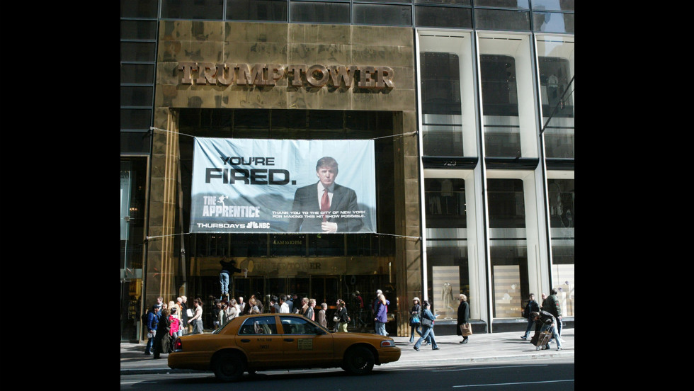 Một quảng cáo về show truyền hình “Người Tập sự” được treo trên Tháp Trump năm 2004. Chương trình này chính thức được phát sóng từ tháng 1 năm 2004. Vào tháng 1 năm 2008, nó biến thành chương trình “Người Tập sự nổi tiếng