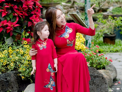 Elly Trần cùng con gái Cadie Mộc Trà diện áo dài đôi đón Tết