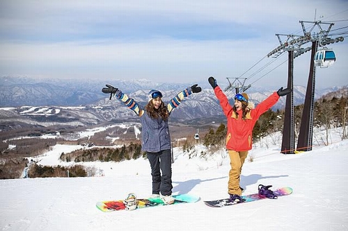 Tại khu vực Sawaguchi, du khách có thể đi bộ trên tuyết; Trượt tuyết bằng bè; Trượt tuyết dành cho trẻ em... là những hoạt động thú vị mà du khách được trải nghiệm tại đây. Đồ ăn nóng luôn sẵn sàng phục vụ quý khách.