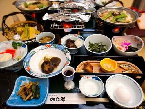 Tham dự lễ hội, du khách có cơ hội được thưởng thức những món ăn đắc sắc của Nhật Bản.