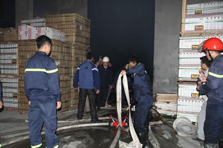 Cháy lớn tại kho gạch men, sứ vệ sinh ở Thanh Hóa
