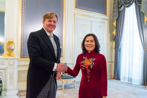 Nữ Đại sứ Ngô Thị Hòa trình quốc thư lên Nhà vua Hà Lan