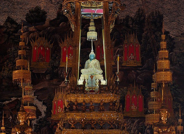 Chùa Phật Ngọc được đánh giá là ngôi chùa linh thiêng nhất ở Thái Lan. Công trình tôn giáo này nằm trong khuôn viên Cung điện Hoàng gia ở thủ đô Bangkok. Bên trong chùa Phật Ngọc có một bức tượng Phật làm bằng ngọc lục bảo khoác bên ngoài trang phục bằng vàng.