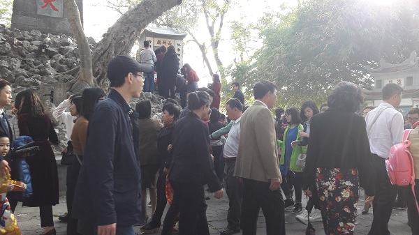 Đình, chùa Hà Nội chật cứng người dân đi lễ cầu may đầu năm