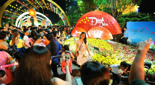 Người dân thích thú tham quan đường hoa Nguyễn Huệ trong ngày khai mạc