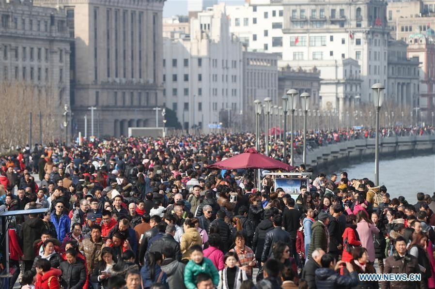  Người dân du xuân tại Thành Đô, thủ phủ tỉnh Tứ Xuyên, trong ngày đầu năm. CNTA  cho biết chỉ tính riêng mồng 1 Tết, lượng khách du lịch trên toàn Trung Quốc đạt 65,2 triệu người với tổng doanh thu đạt 76 tỷ nhân dân tệ (11,1 tỷ USD). Ảnh: Xinhua.