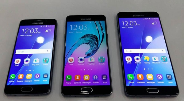 Bộ 3 Samsung Galaxy A (2017) gồm Galaxy A3, Galaxy A5, Galaxy A7 vừa được Samsung trình làng hồi đầu tháng này. Điểm khác biệt lớn nhất của bộ 3 sản phẩm này chính là kích thước và cấu hình. Galaxy A3 có màn hình 4,7 inch, Galaxy A5 cỡ 5,2 inch và Galaxy A7 có kích thước lên đến 5,7 inch. Một số cải tiến khác rất đáng giá trên A-Series (2017) chính cổng kết nối USB-C, màn hình Always-on, sạc nhanh và ấn tượng hơn hết là có cả khả năng chống nước, chống bụi theo tiêu chuẩn IP68. Đặc biệt, camera trước của Galaxy A5 và A7 lên tới 16MP cùng phần mềm camera khá nhiều tính năng thú vị để chụp ảnh.