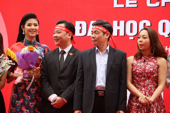 Hoa hậu Ngọc Hân (ngoài cùng bên trái)