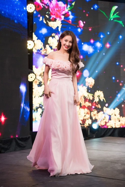 Bước vào chương trình, Nhã Phương thay một bộ váy màu hồng tái Dogwood – một trong những gam màu hot của Xuân Hè năm nay.