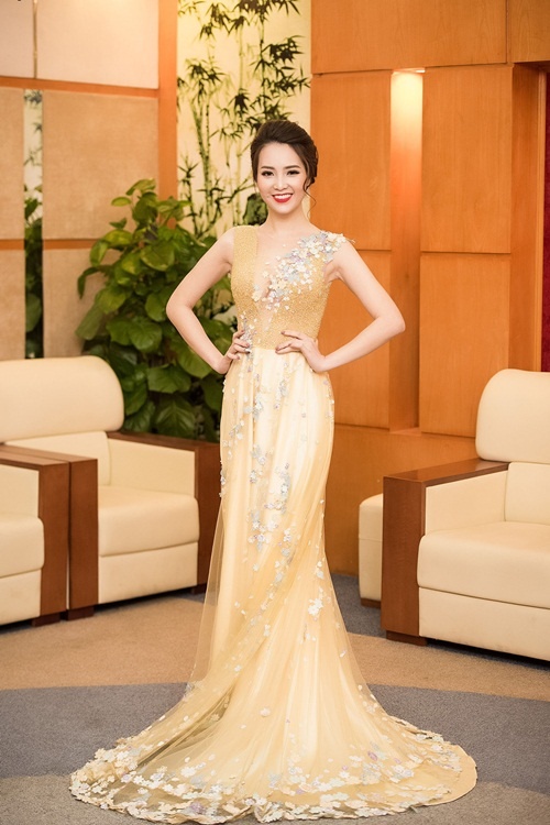 Thụy Vân đến sự kiện với bộ váy vàng đính hoa.