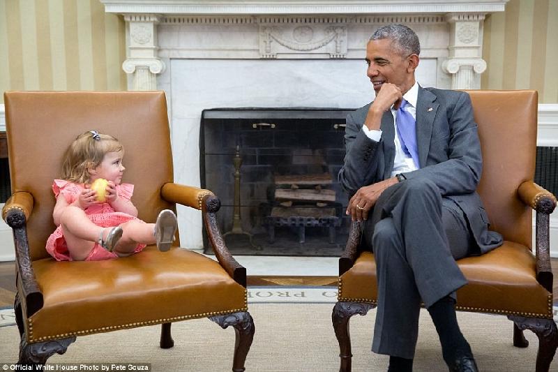 Những bức ảnh về Obama do nhiếp ảnh gia Pete Souza của Nhà Trắng chụp năm 2016 một lần nữa khắc họa hình ảnh của một vị tổng thống hết sức bình dị và dí dỏm. Trong ảnh là Maelin, con gái David Axelrod, cố vấn cấp cao của tổng thống Mỹ. Khi theo cha đến phòng Bầu Dục, cô bé đã trèo lên ghế của Phó tổng thống Joe Biden và quay sang nhìn ông Obama. 