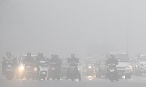 Sương mù bao phủ các tuyến đường ở tỉnh An Huy ngày 3/1/2017. Ảnh: Tân Hoa Xã