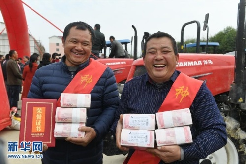 Nông dân Trung Quốc ôm cọc tiền thưởng nghìn đô ăn Tết
