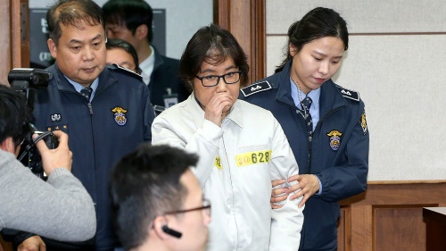 Bà Choi Soon-Sil xuất hiện tại Tòa án quận trung tâm Seoul 