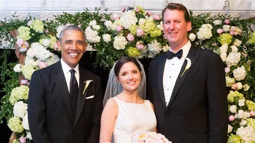  Tổng thống Obama chụp cùng cô dâu chú rể.
