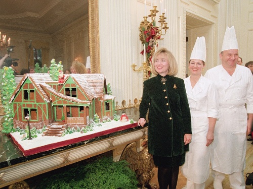 Hillary Clinton, khi còn là Đệ nhất phu nhân, với các đầu bếp bậc thầy về bánh Franette McCulloch và Roland Mesnier. (Ảnh: AP)