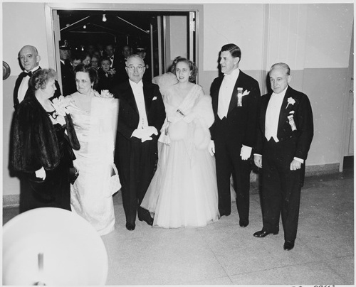 Phu nhân Tổng thống Mỹ Bess Truman mặc một chiếc váy nhung trong buổi lễ nhậm chức của chồng - Tổng thống Mỹ thứ 33 Harry S. Truman.