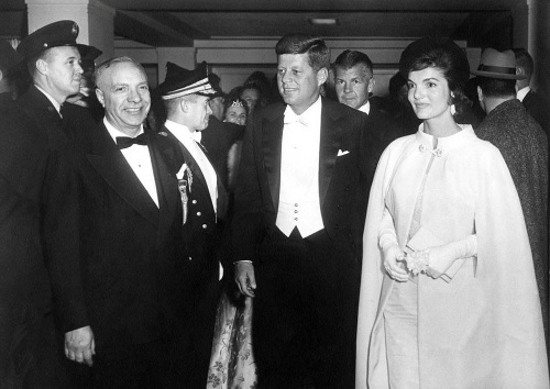 Đệ nhất phu nhân Jacqueline Kennedy trong lễ nhậm chức của chồng - Tổng thống John F. Kennedy năm 1964. Bà là biểu tượng thời trang lúc bấy giờ.