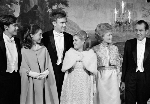 Đệ nhất phu nhân Pat Nixon mặc một chiếc váy màu vàng trong buổi lễ nhậm chức của chồng - Tổng thống Richard Nixon năm 1969.