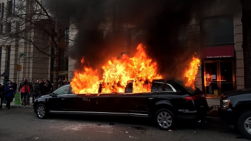 Chiếc xe limousine bị đốt