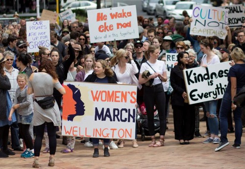 Phụ nữ xuống đường biểu tình tại thủ đô Wellington - New Zealand.