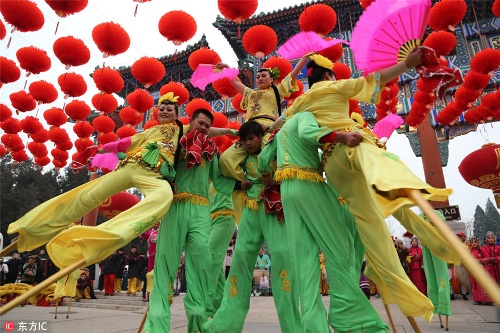 Diễn viên biểu diễn đi cà kheo tại một lễ hội tổ chức tại đền thờ Đất Mẹ, hay còn gọi là Công viên Ditan, Bắc Kinh.